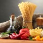 Estudo diz que 76% dos brasileiros leem as informações dos rótulos dos alimentos Pasta spaghetti, vegetables and spices, on wooden table, on grey background